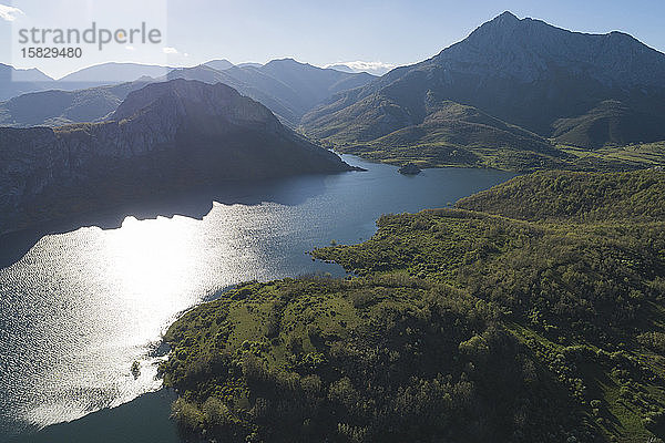 Stausee und Damm von Porma aus der Luftaufnahme