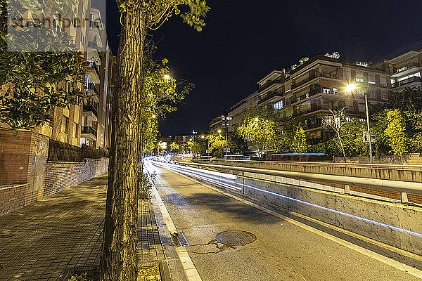 Zeitrafferlichter und Straßen in der Stadt Barcelona bei Nacht