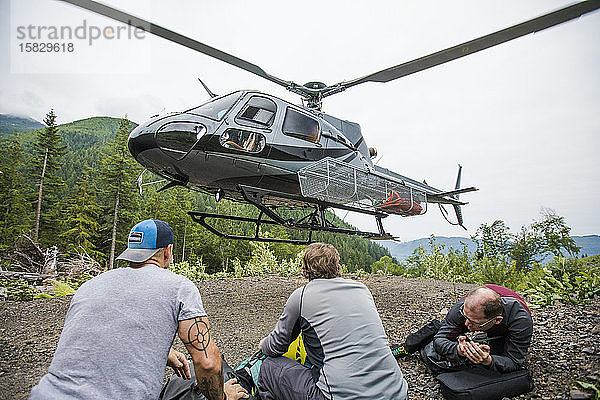 Hubschrauber setzt drei Männer an einem entfernten Ziel in B.C. ab.
