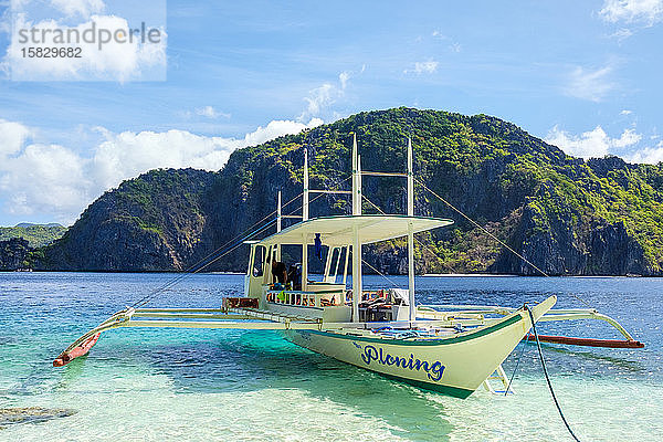 Auslegerboot vor Anker am Strand von Talisay  Tapiutan-Insel  Philippinen