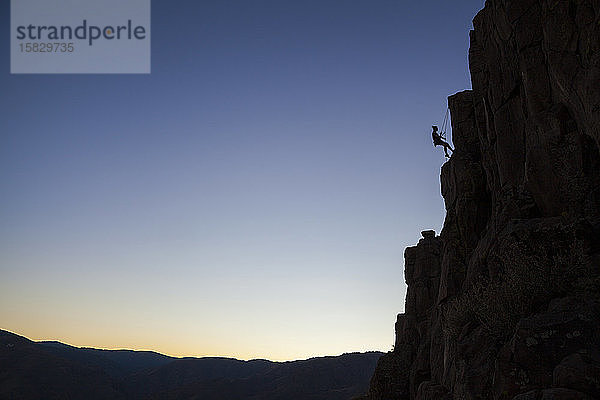 Bergsteiger hängt am Seil am nördlichen Tafelberg  Golden  Colorado