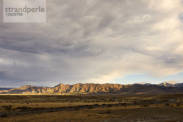 Ein Blick auf die Berge von der Straße 18 in Fruita  Colorado.