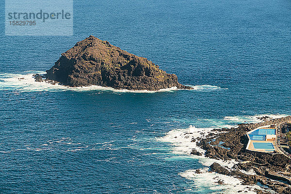 Insel Roque de Garachico mit Schwimmbad auf der Insel Teneriffa