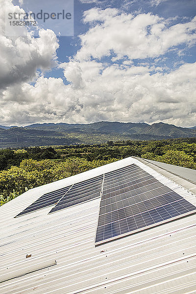 Sonnenkollektoren warten auf die Installation auf dem Dach eines ländlichen Gebäudes.