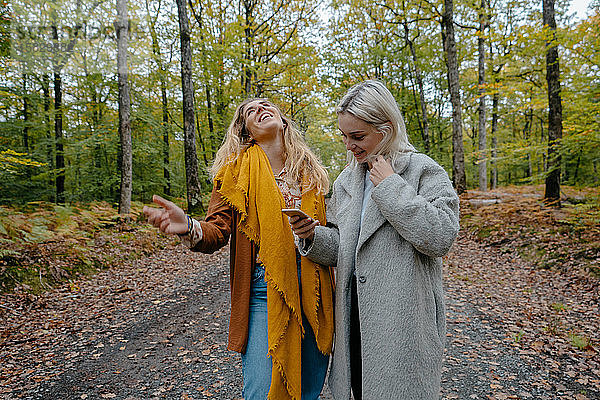 Zwei lachende Frauen nach einem lustigen Video auf Instagram
