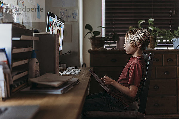 Junge im Schulalter lernt online per Video-Chat während der Heimschule