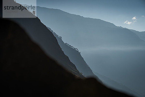 Schichten des Sonnenscheins am frühen Morgen