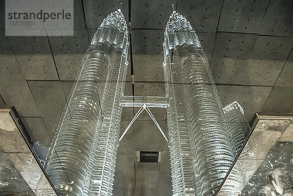 Spiegelung des Petronas-Turms im Brunnenwasser