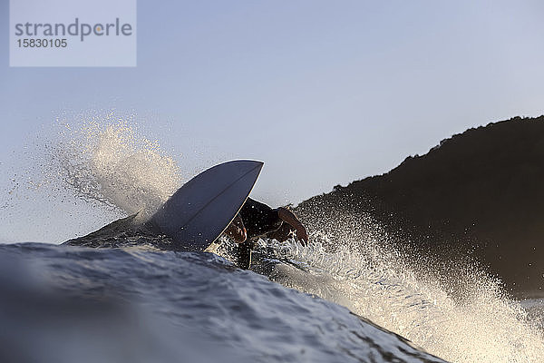 Surfer auf einer Welle