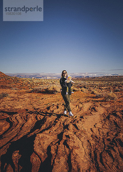 Eine Frau mit einem Kind steht in der Nähe von Horseshoe Bend  Arizona