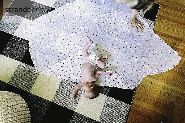 Draufsicht eines neugeborenen Jungen  der auf einer Decke liegt