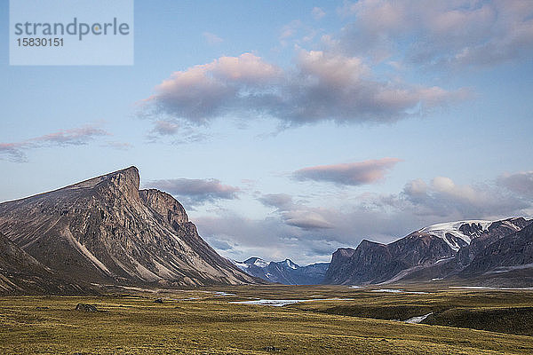 Alpine Tundra und gletscherbedeckte Berglandschaft  Baffin Island.