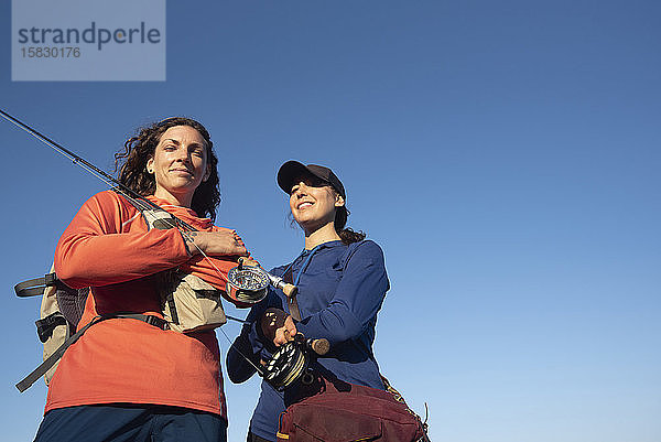 Porträt von zwei Frauen beim Fliegenfischen