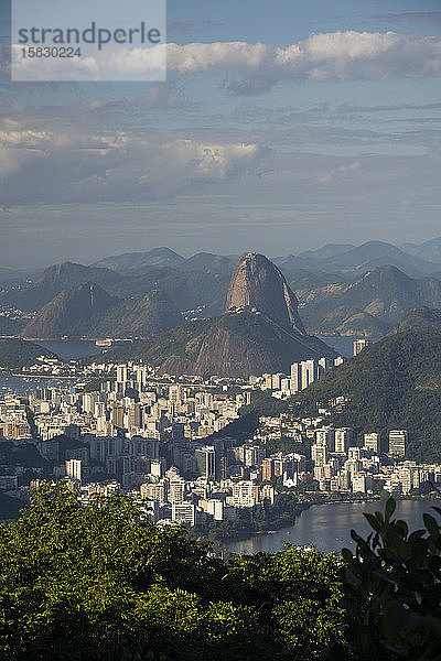 Blick vom Tijuca-Wald auf den Zuckerhut und die Stadt