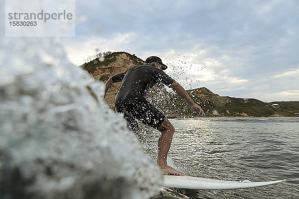 Surfer auf einer Welle