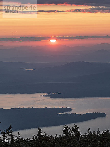 Sonnenuntergang in den Appalachen Trai über den Seen und Bergen von Maine