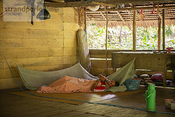 Kranker Stammesangehöriger der Mentawai  schläft im Haus eines Nachbarn