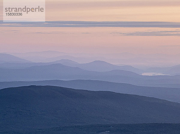 Bei Sonnenuntergang ziehen sich die Bergschichten in die Ferne zurück  Maine