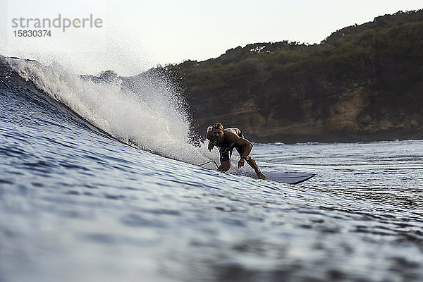 Surfer auf einer Welle