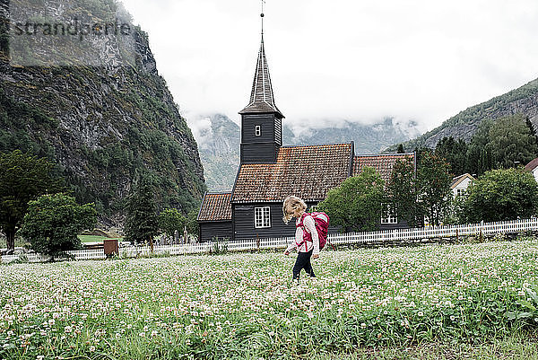 Mädchen auf Rucksacktour vor einer schönen Kirche & Fjord in FlÃ¤m  Norwegen