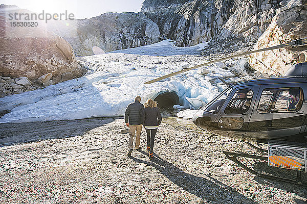 Ehepaar im Ruhestand nimmt Hubschrauber zur Besichtigung der Gletschereishöhle.