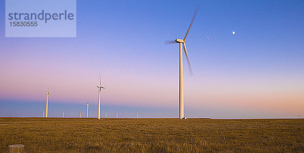 Colorado-Windpark auf einem Weizenfeld bei Sonnenuntergang