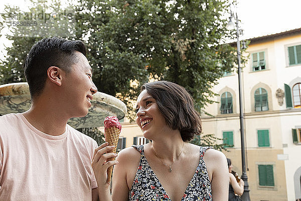 Glückliches Paar geniesst Gelato in Florenz Italien
