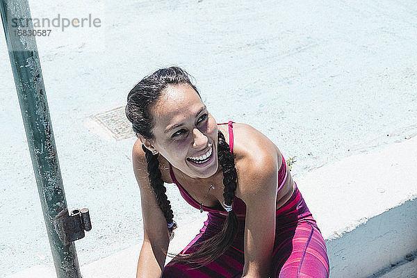 Farbenfrohes Bild einer lachenden Sportlerin