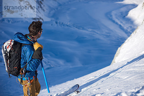 Skifahrer stand still und schaute auf den Gletscher Mer de glace