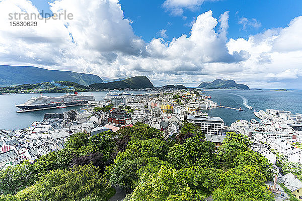 Die Stadt Alesund aus der Sicht von Byrampen  Aksla  Alesund  Norwegen