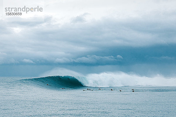 Schwere Welle bricht vor dem Sturm auf den Mentawai-Inseln