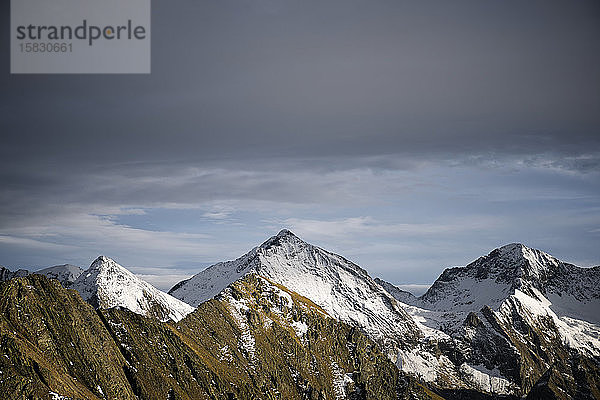 Schneebedeckte Gipfel im Tena-Tal  Provinz Huesca  Aragonien in Spanien.