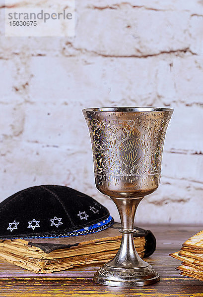 Religiöse jüdische Gegenstände  Kiddusch-Cup  Kippah  Matze