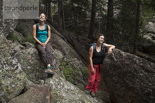 Frauen entspannen sich zwischen Felsblöcken in Flatirons bei Boulder  Colorado