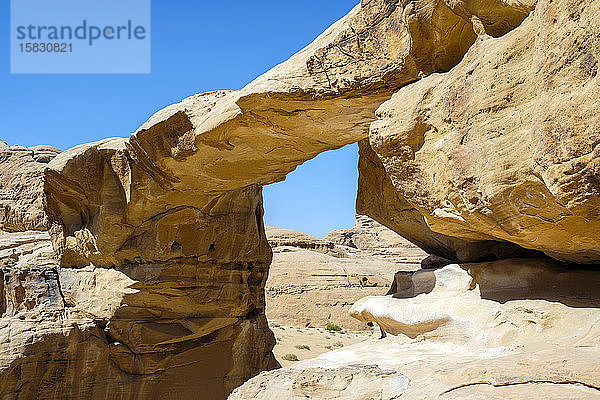 Natursteinbrücke im Schutzgebiet Wadi Rum  Jordanien