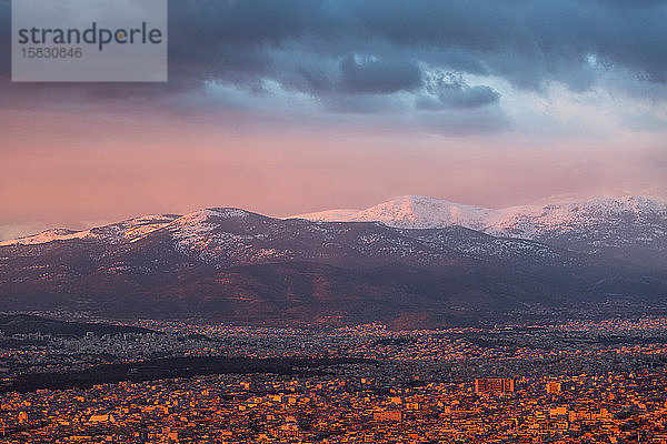 Blick auf den Berg Parnitha und die Stadt Athen  Griechenland.