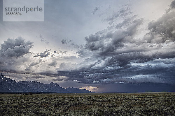 Sturm klart über dem Tal von Jackson Hole und nördlichen Tetons auf.