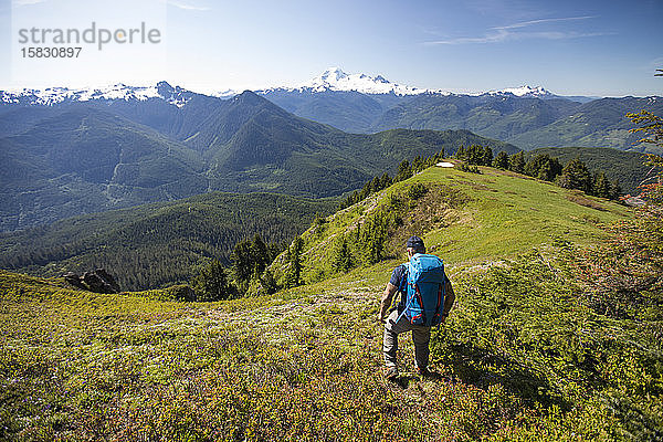 Backpacker beim Wandern auf einem hochalpinen Grat in der Cascade Mountain Range.