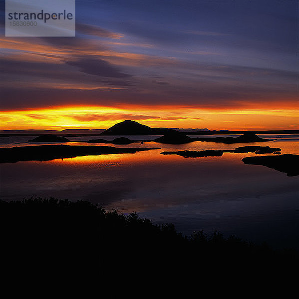Der Myvatn-See in Nordisland bei ruhigem Sonnenuntergang