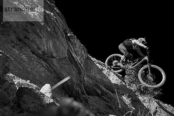 Ein Mountainbiker bei einem Absprung in Colorado.