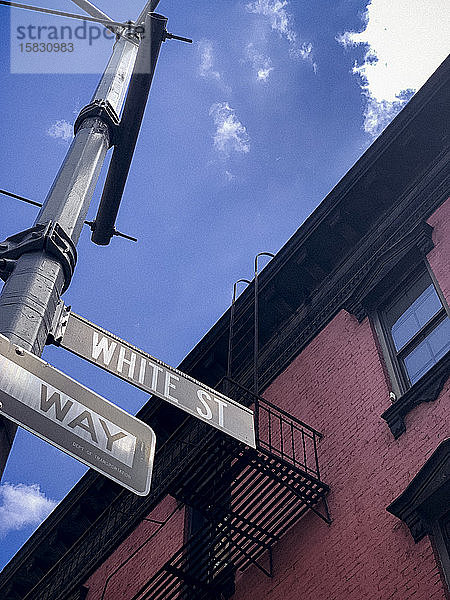 NYC  New York /Vereinigte Staaten - 25. September 2019: Ansicht der City Streets im Tribeca-Viertel von New York City  White Street und Einbahnstraßenschild.