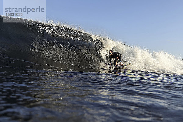 Surfer auf einer Welle