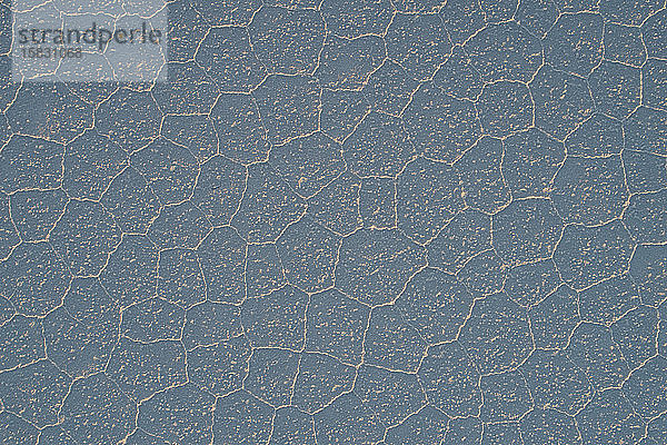 Unregelmäßige poligonale Strukturen aus der Luftaufnahme im Uyuni-Salar