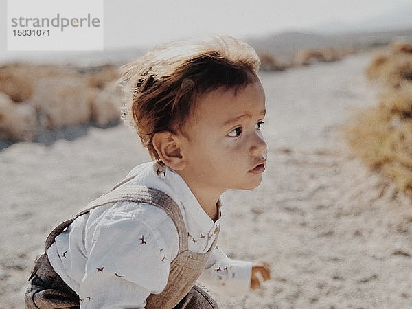 Porträt eines Kindes in der Wüste