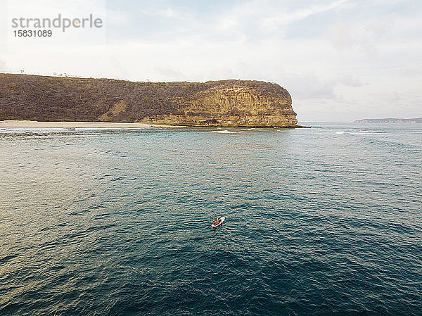 Luftaufnahme eines Surfers im Indischen Ozean bei der Insel Lombok