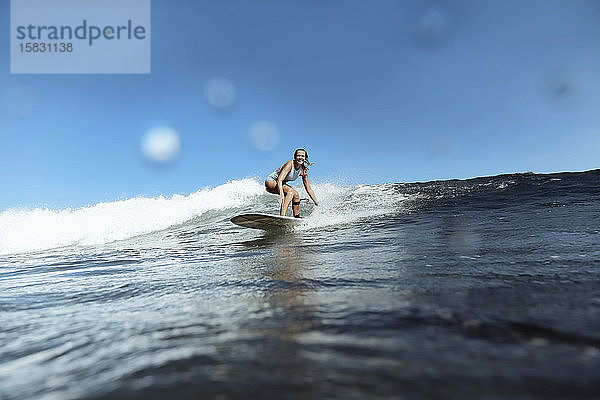 Lächelnde Frau beim Surfen