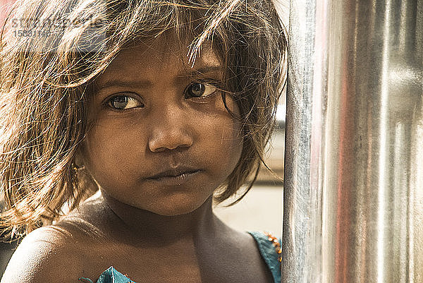 Schönes obdachloses Kind in den Straßen von Mumbai