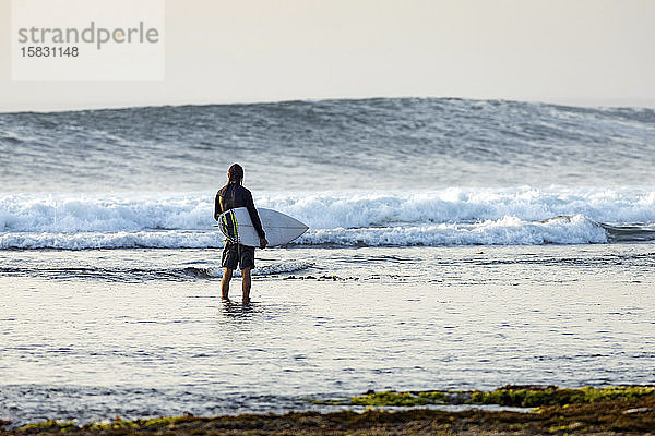 Surfer schaut auf Welle