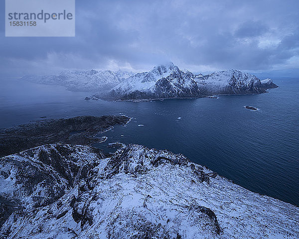 Winterblick über Nappstraumen vom Gipfel von OffersÃ¸ykammen  Lofoten  Norwegen