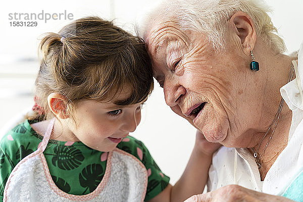 Großmutter und Enkelin  die ihre Köpfe mit Liebe ausruhen